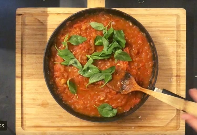 How to make Italian tomato sauce for pizza